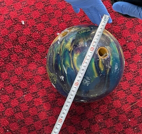 70대 남성이 던진 볼링공[부산경찰청 제공]